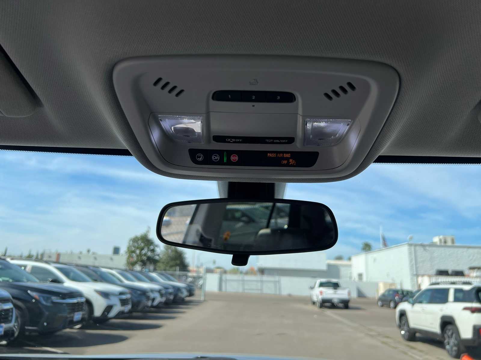 Thumbnail: 2021 Chevrolet Traverse - 31