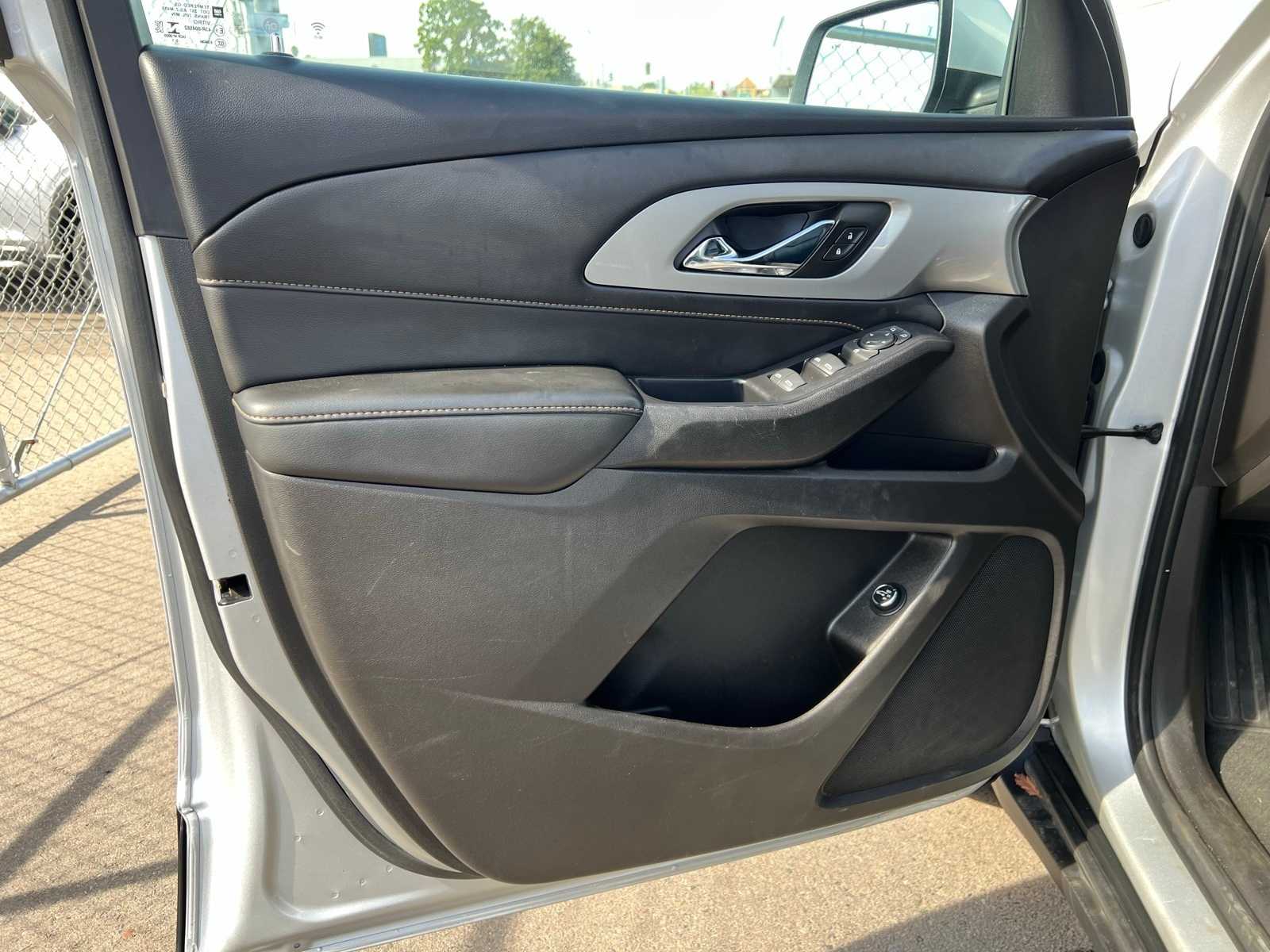 Thumbnail: 2021 Chevrolet Traverse - 15