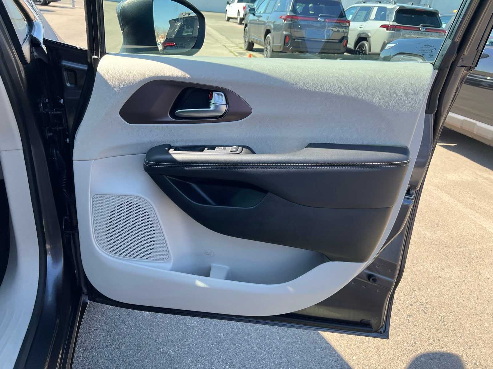 Thumbnail: 2023 Chrysler Voyager - 27