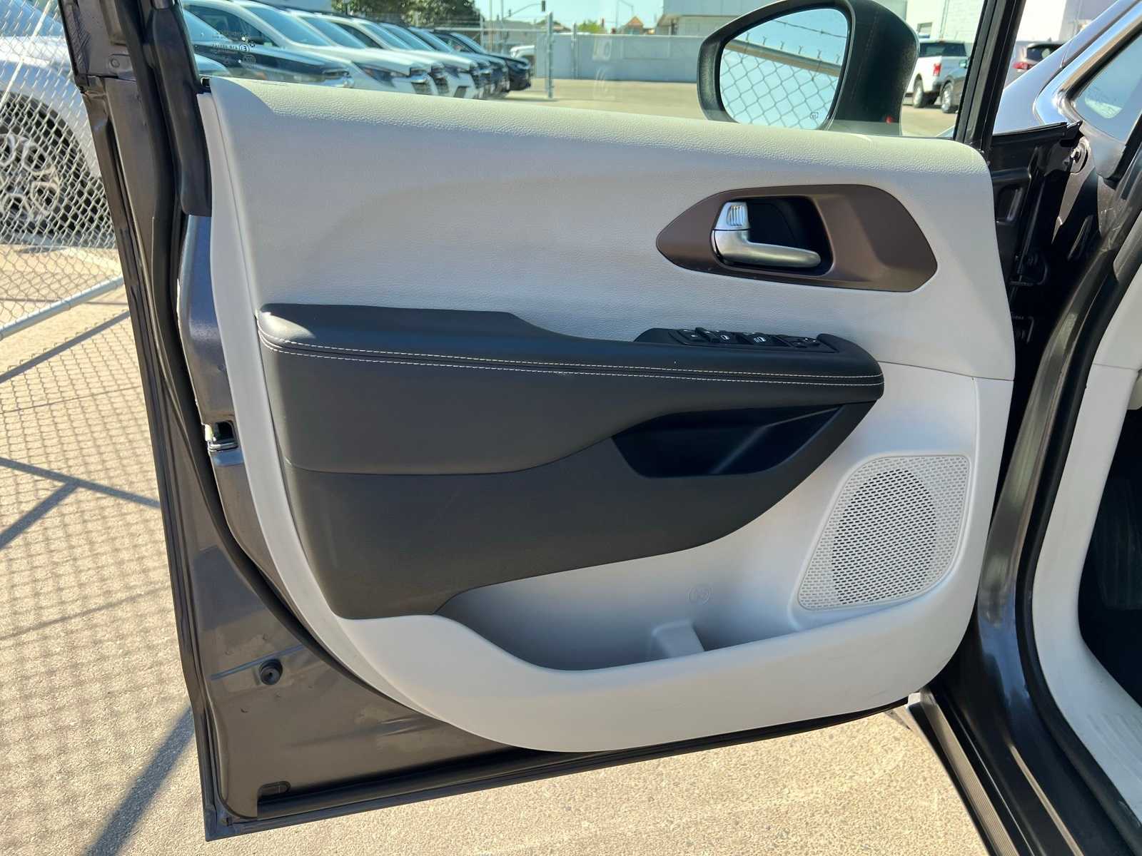 Thumbnail: 2023 Chrysler Voyager - 15