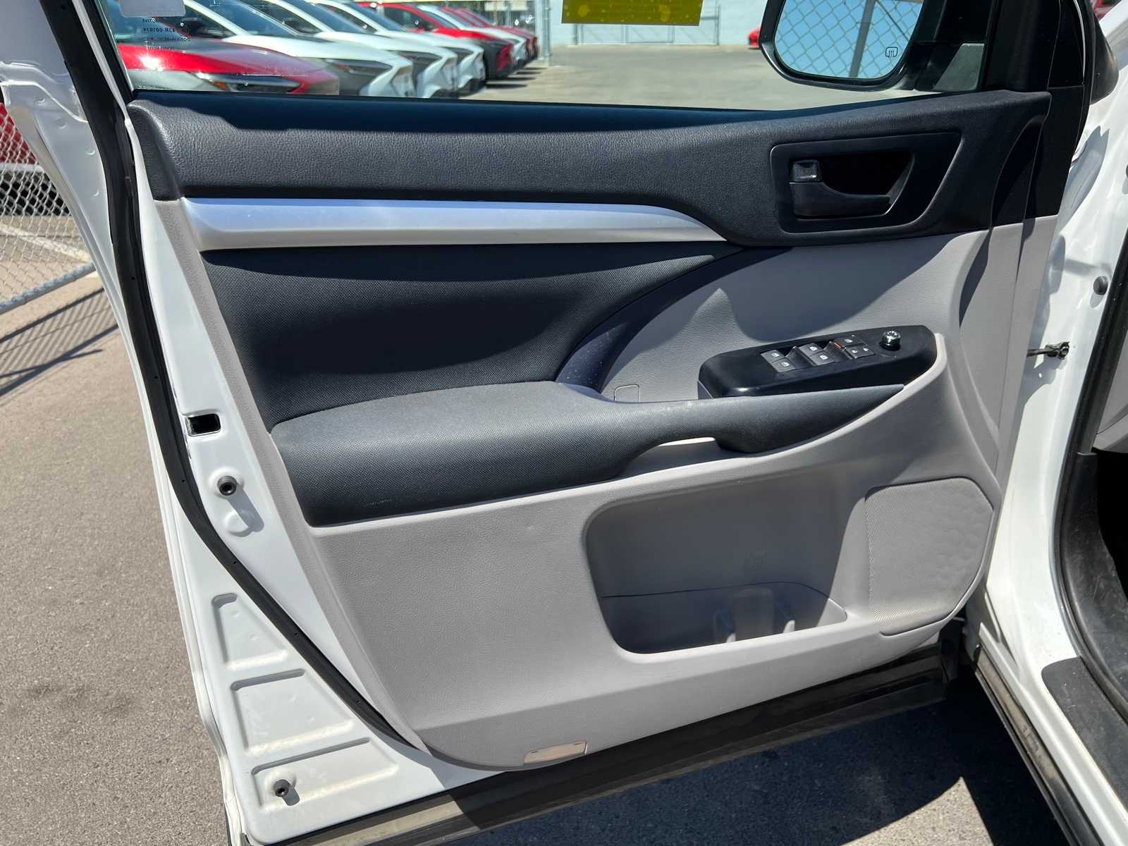 Thumbnail: 2019 Toyota Highlander - 15