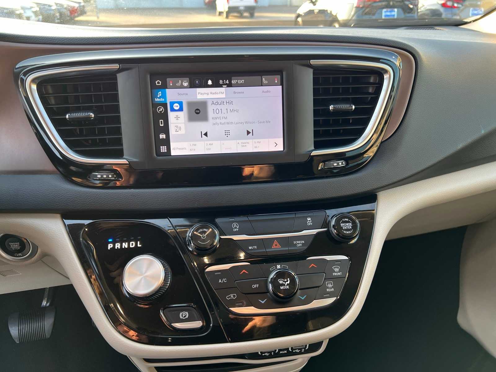 Thumbnail: 2023 Chrysler Voyager - 36