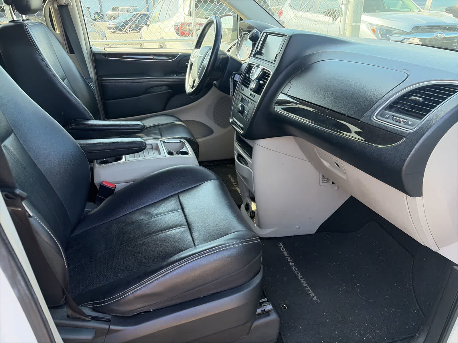 Thumbnail: 2012 Chrysler Town & Country - 7