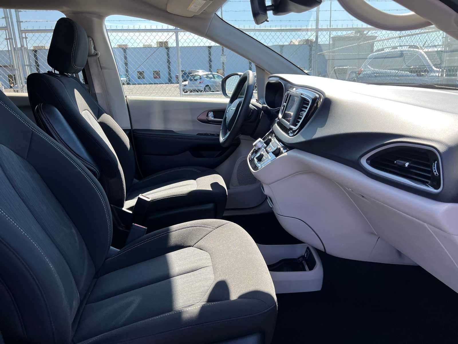 Thumbnail: 2023 Chrysler Voyager - 26