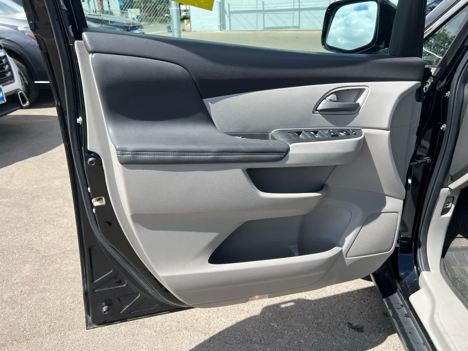 Thumbnail: 2011 Honda Odyssey - 15