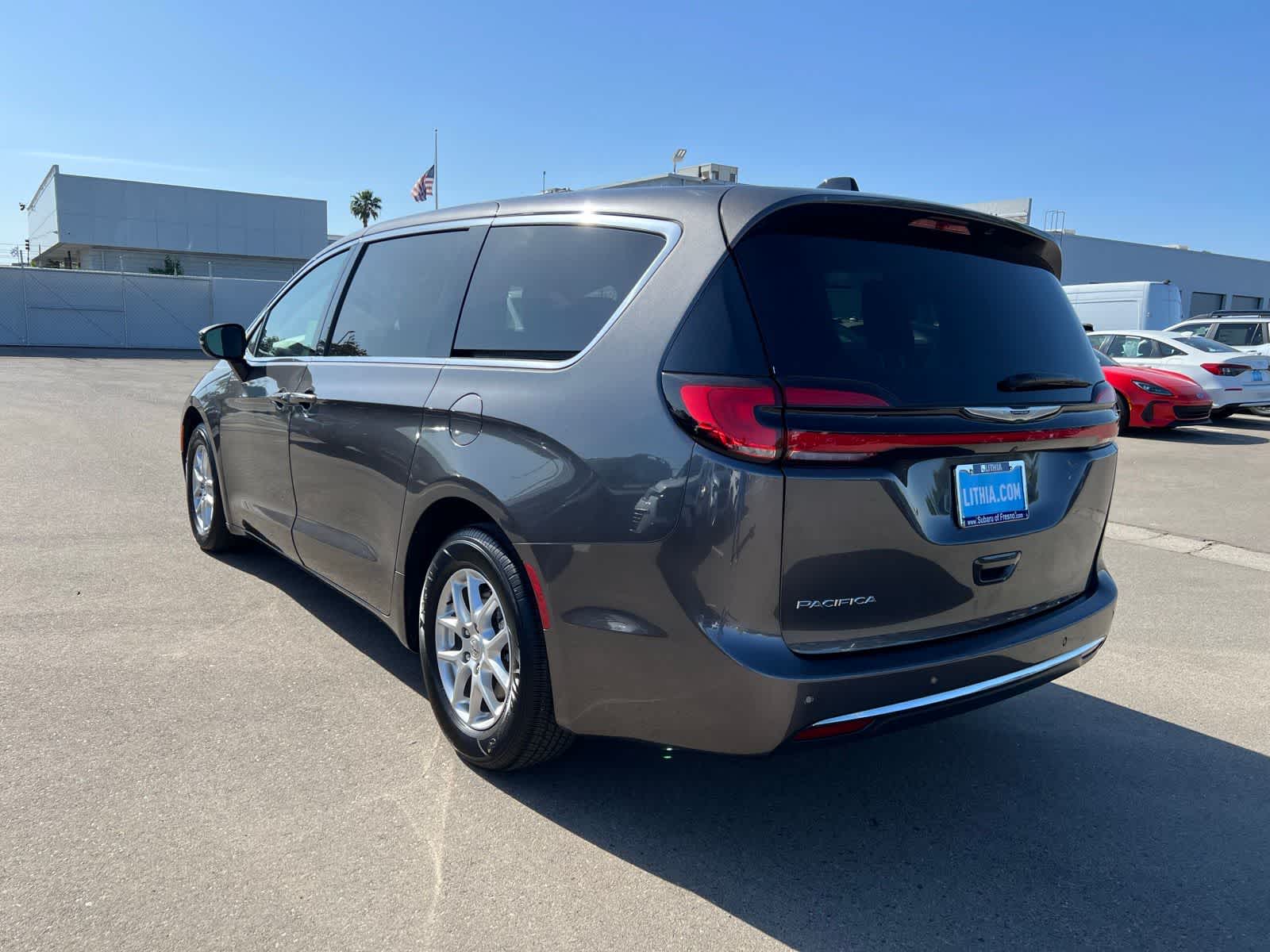 Thumbnail: 2023 Chrysler Pacifica - 3