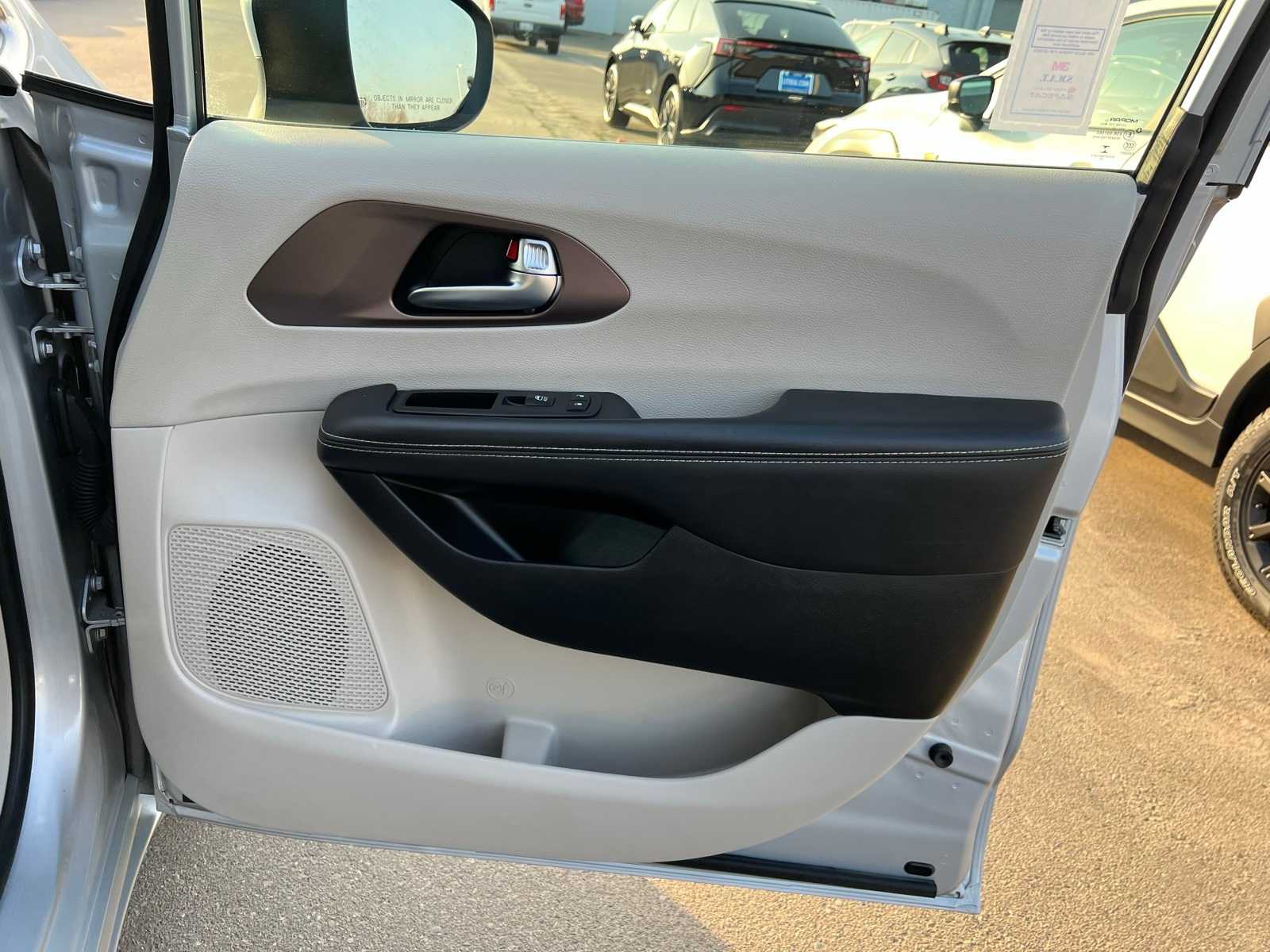 Thumbnail: 2023 Chrysler Voyager - 27