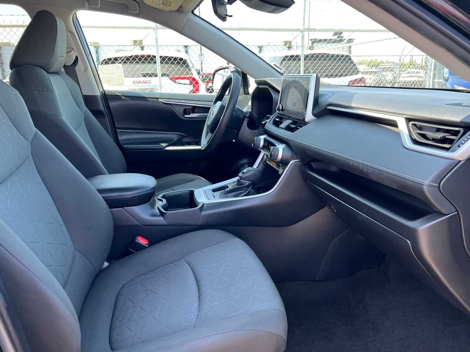 2023 Toyota RAV4 XLE 27