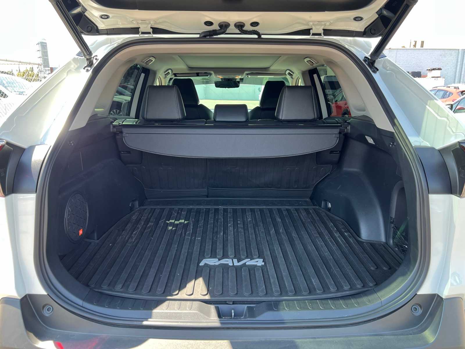 Thumbnail: 2021 Toyota RAV4 - 8