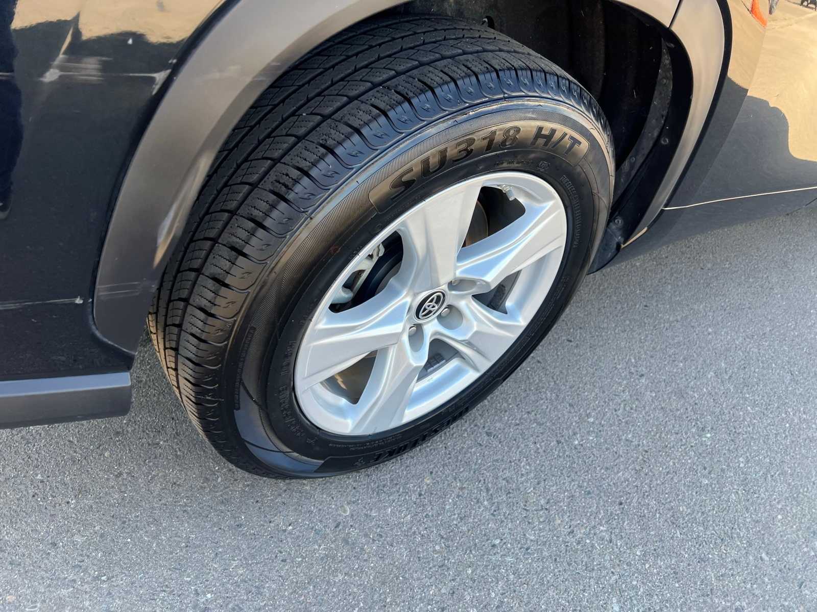 Thumbnail: 2023 Toyota Highlander - 21