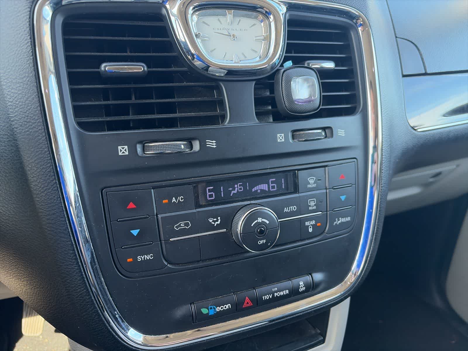 Thumbnail: 2012 Chrysler Town & Country - 28