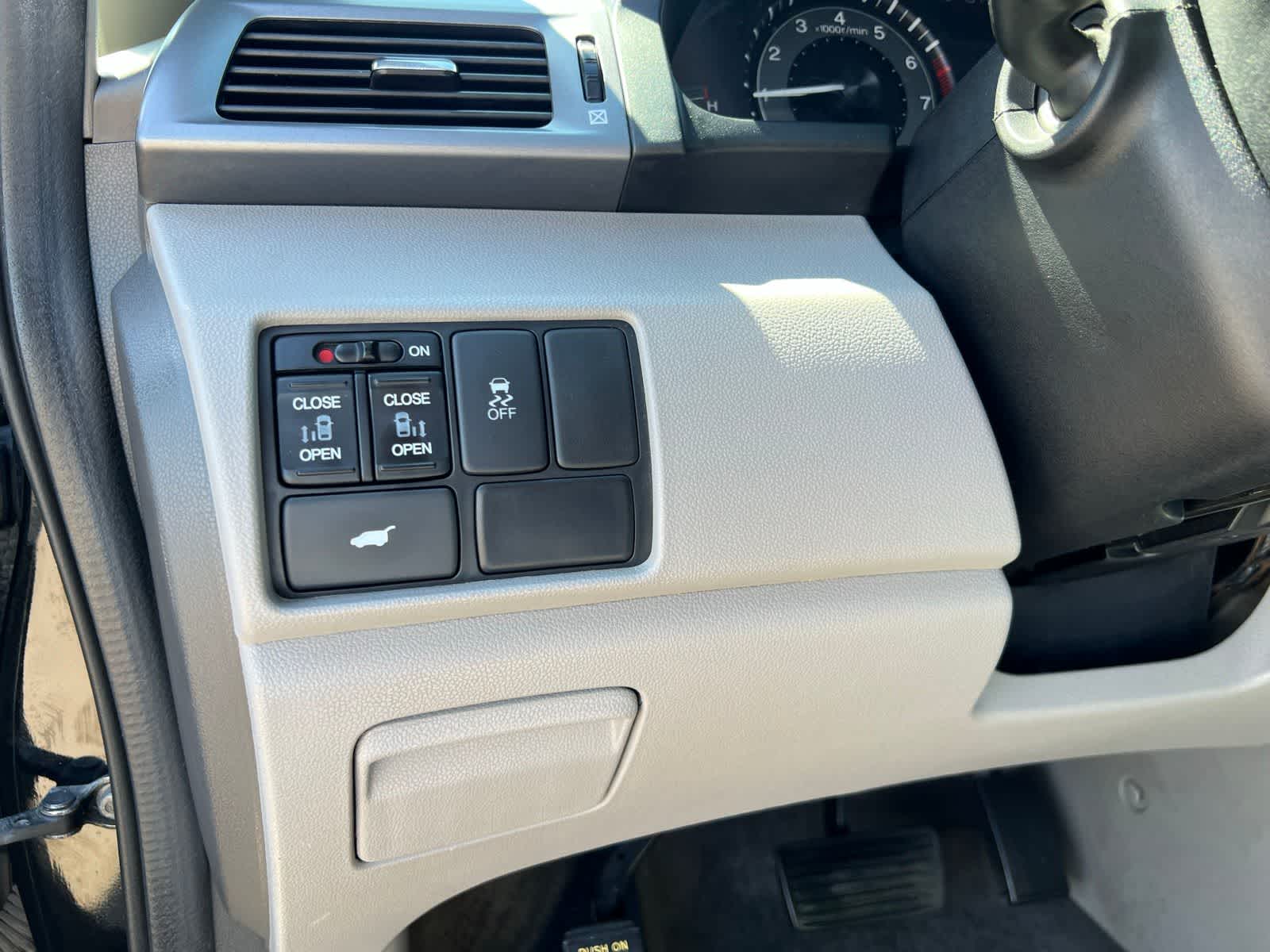 Thumbnail: 2011 Honda Odyssey - 32