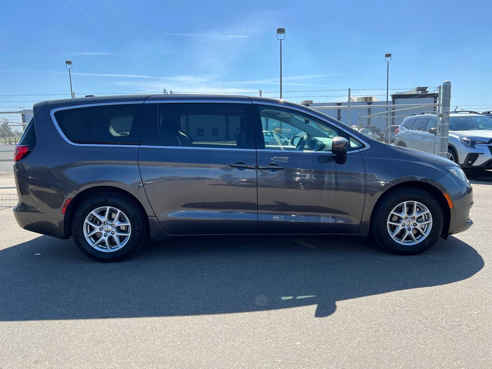 Thumbnail: 2023 Chrysler Voyager - 9