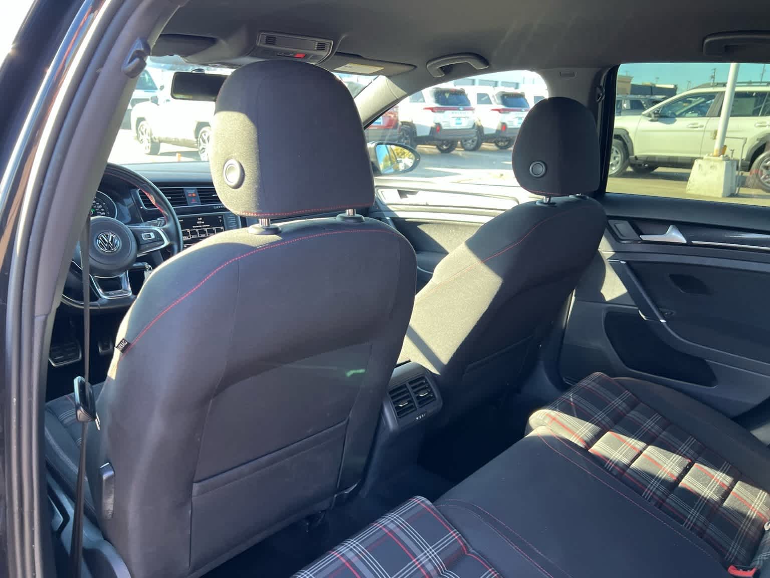 Thumbnail: 2016 Volkswagen Golf - 17