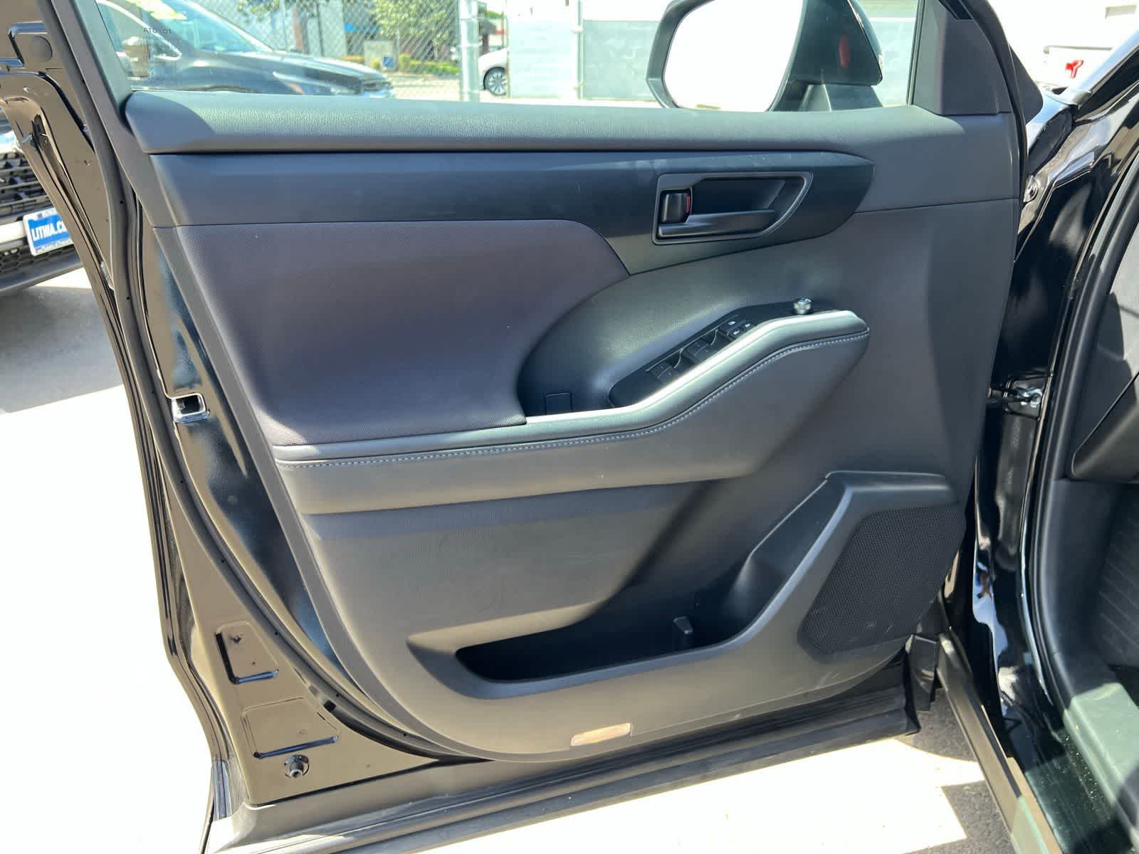 Thumbnail: 2025 Toyota Highlander - 16