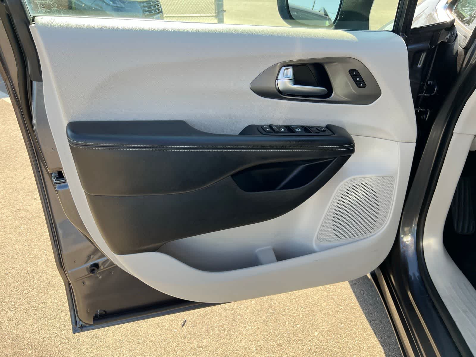 Thumbnail: 2023 Chrysler Pacifica - 15