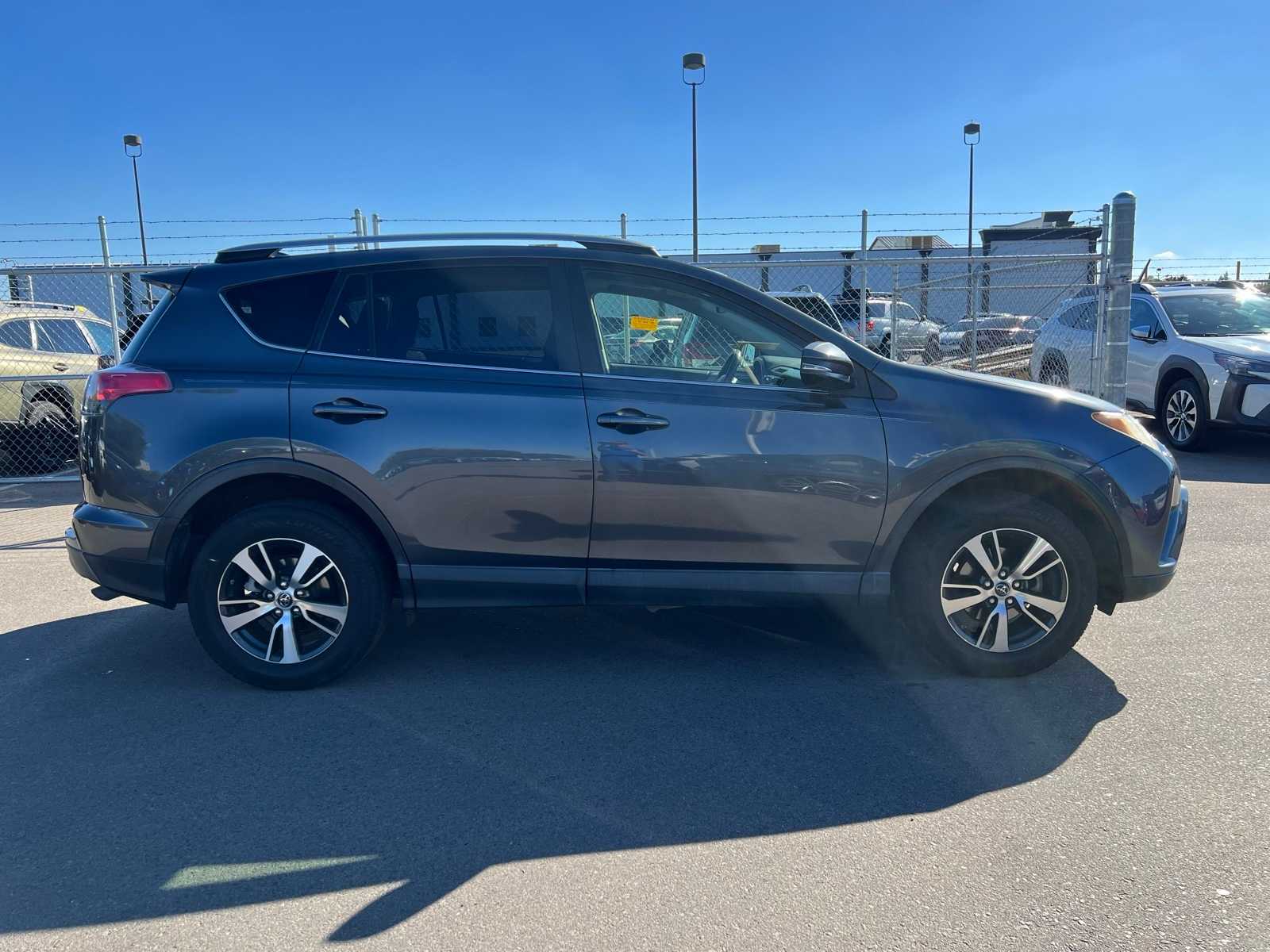 Thumbnail: 2018 Toyota RAV4 - 10