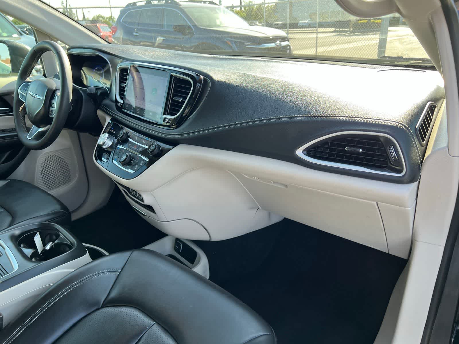 Thumbnail: 2023 Chrysler Pacifica - 25