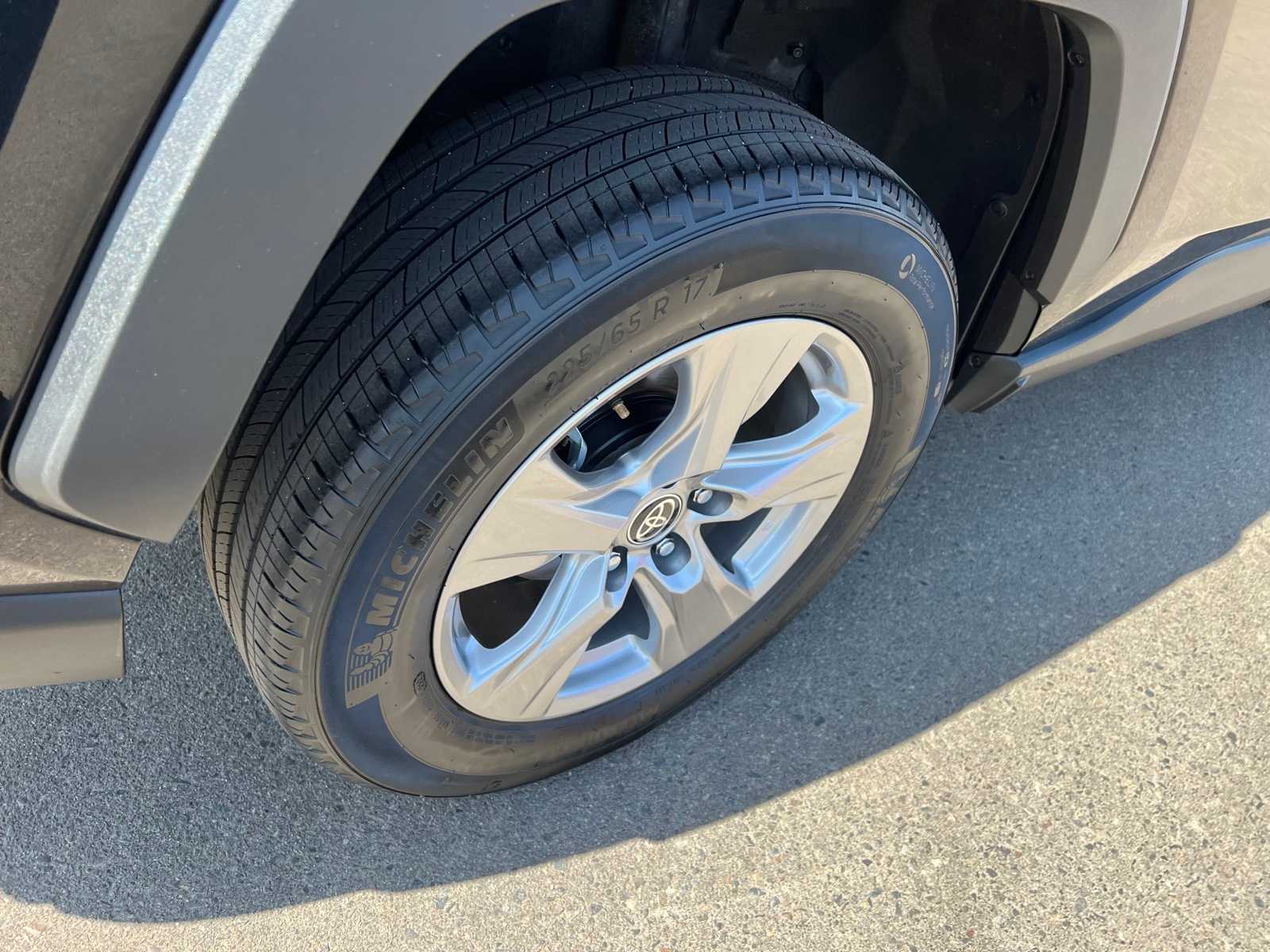 2023 Toyota RAV4 XLE 21