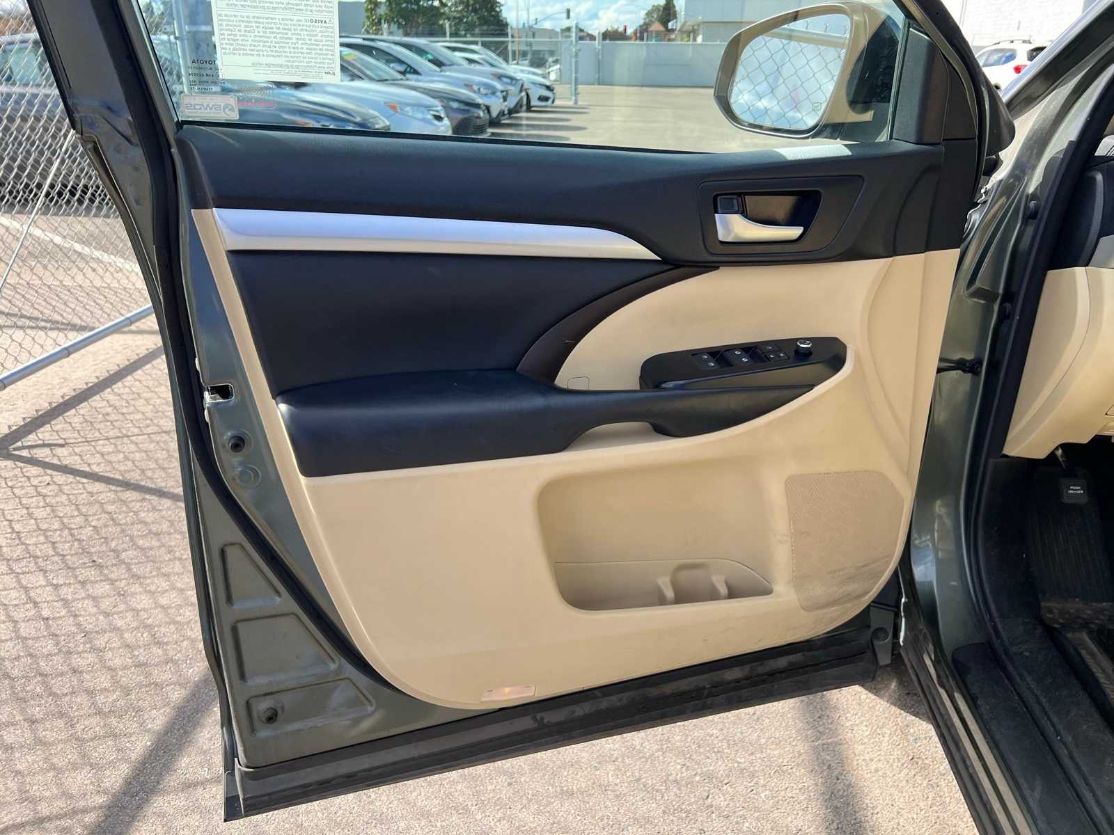 Thumbnail: 2018 Toyota Highlander - 16