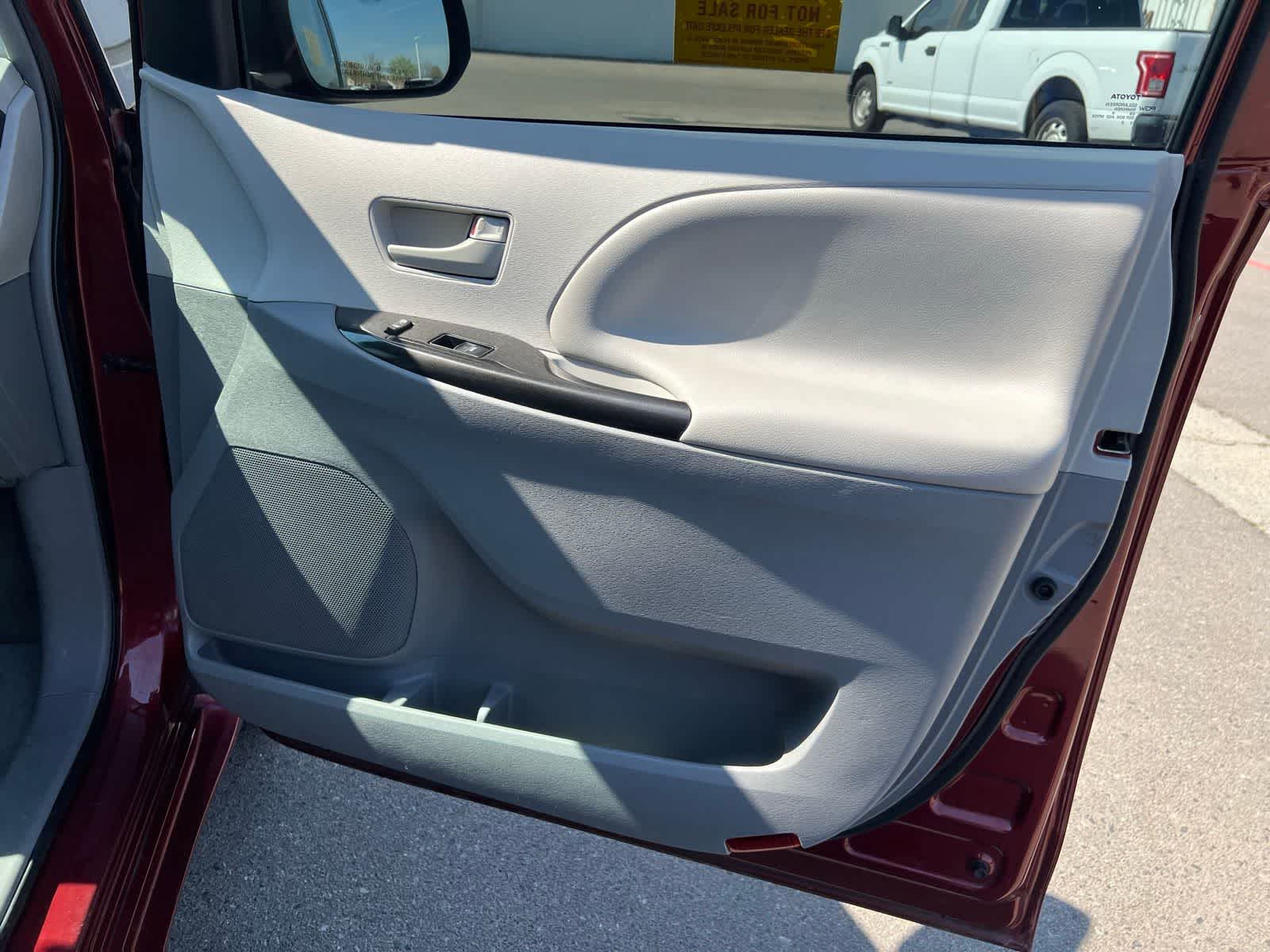 Thumbnail: 2014 Toyota Sienna - 26