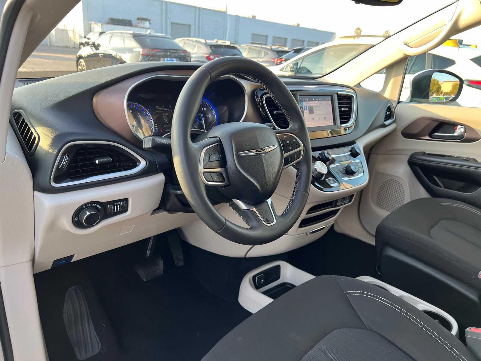 Thumbnail: 2023 Chrysler Voyager - 13