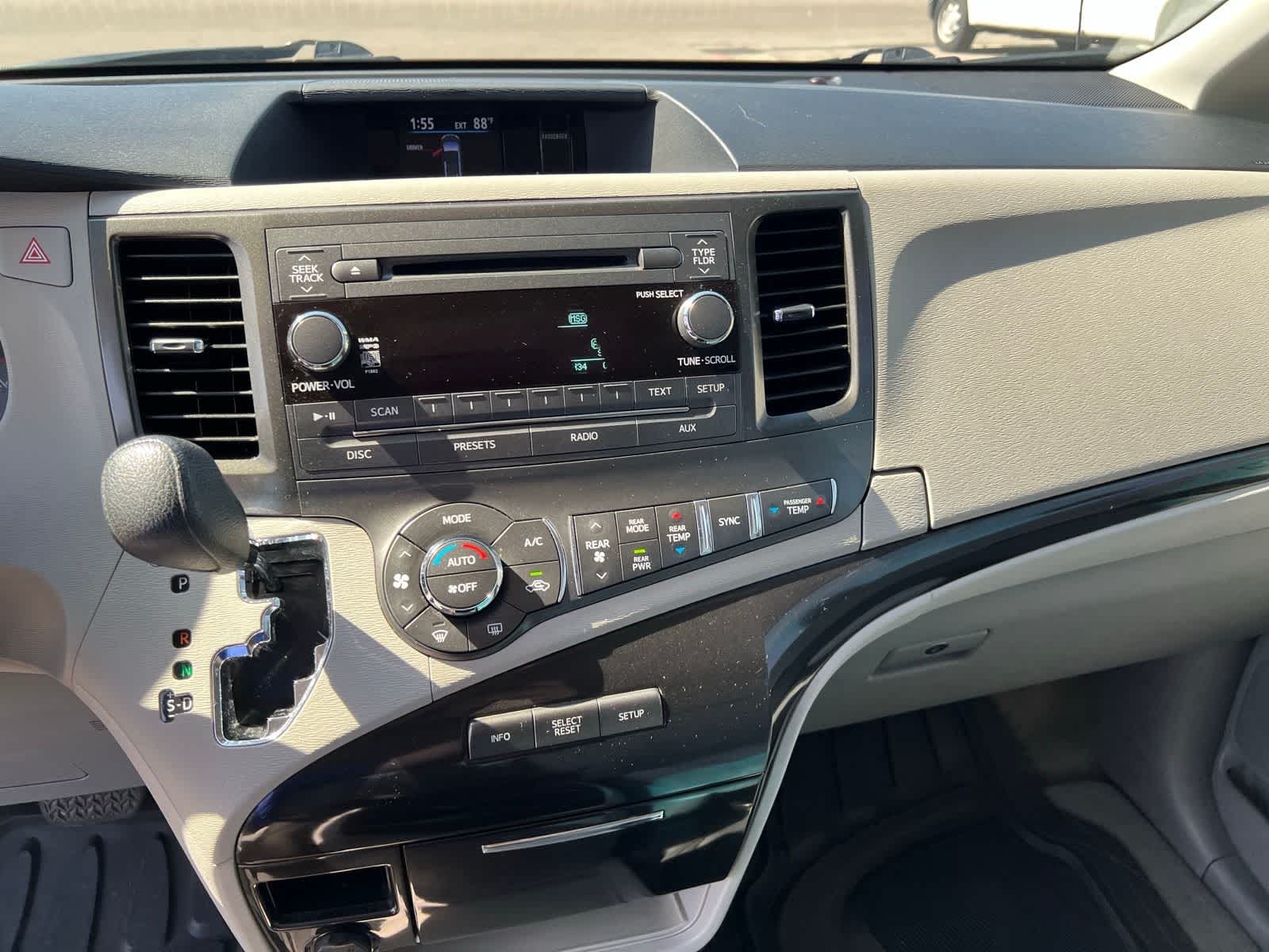 Thumbnail: 2014 Toyota Sienna - 29