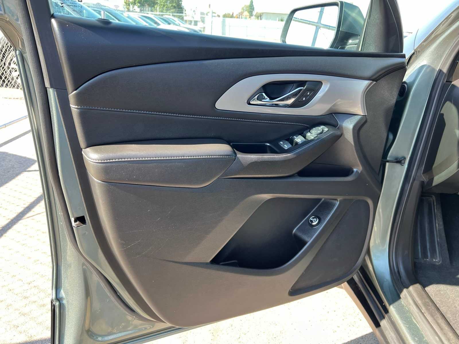 Thumbnail: 2023 Chevrolet Traverse - 16