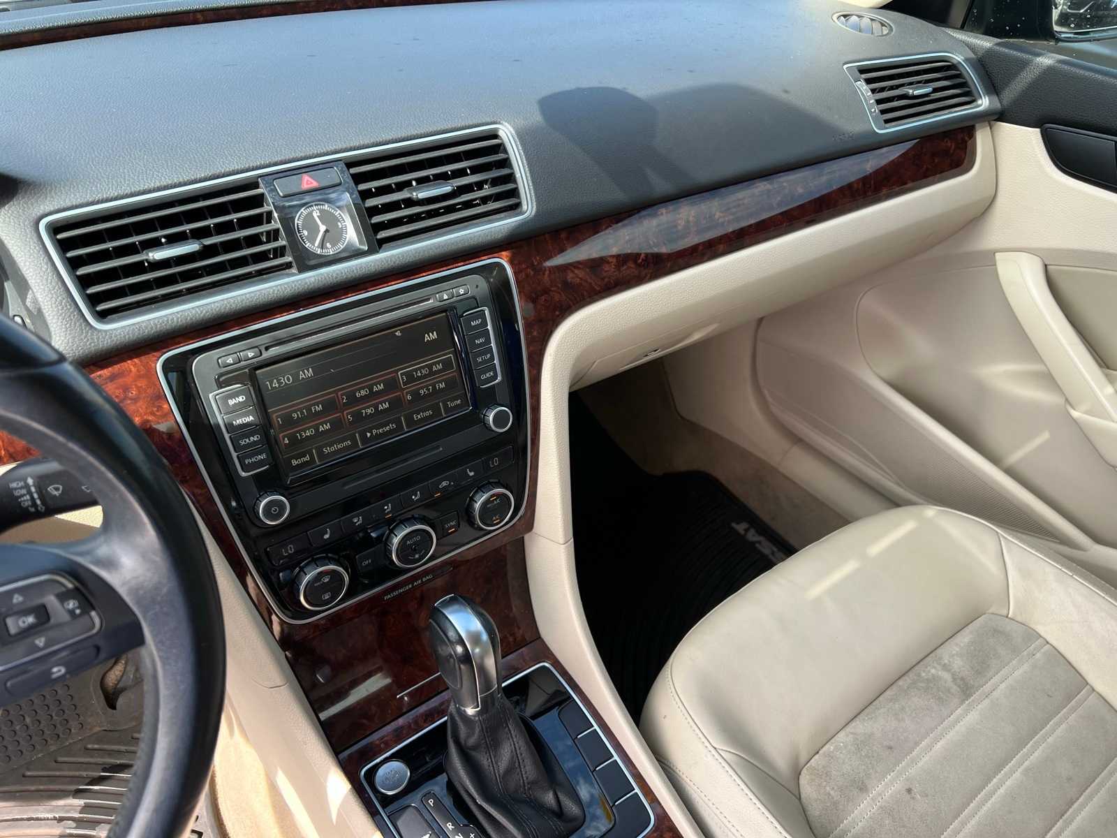 Thumbnail: 2013 Volkswagen Passat - 32