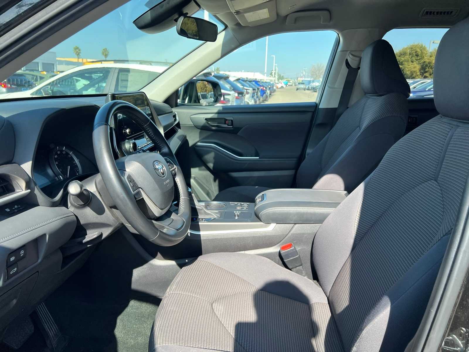 Thumbnail: 2023 Toyota Highlander - 15