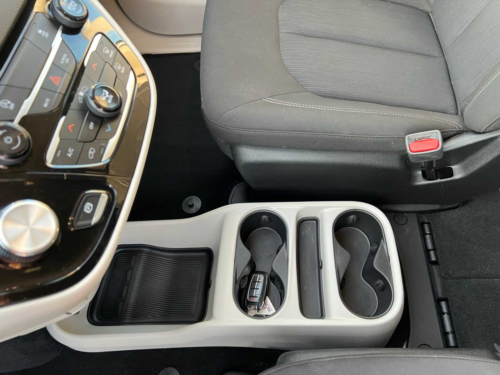 Thumbnail: 2023 Chrysler Voyager - 38