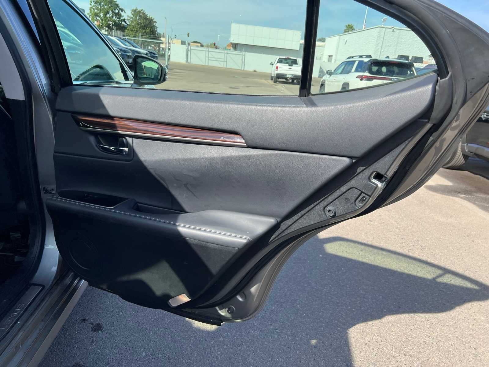 Thumbnail: 2016 Lexus ES - 23