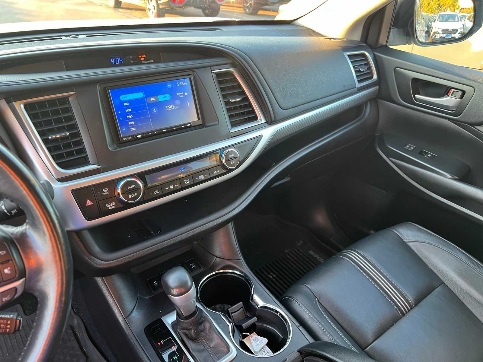 Thumbnail: 2017 Toyota Highlander - 31