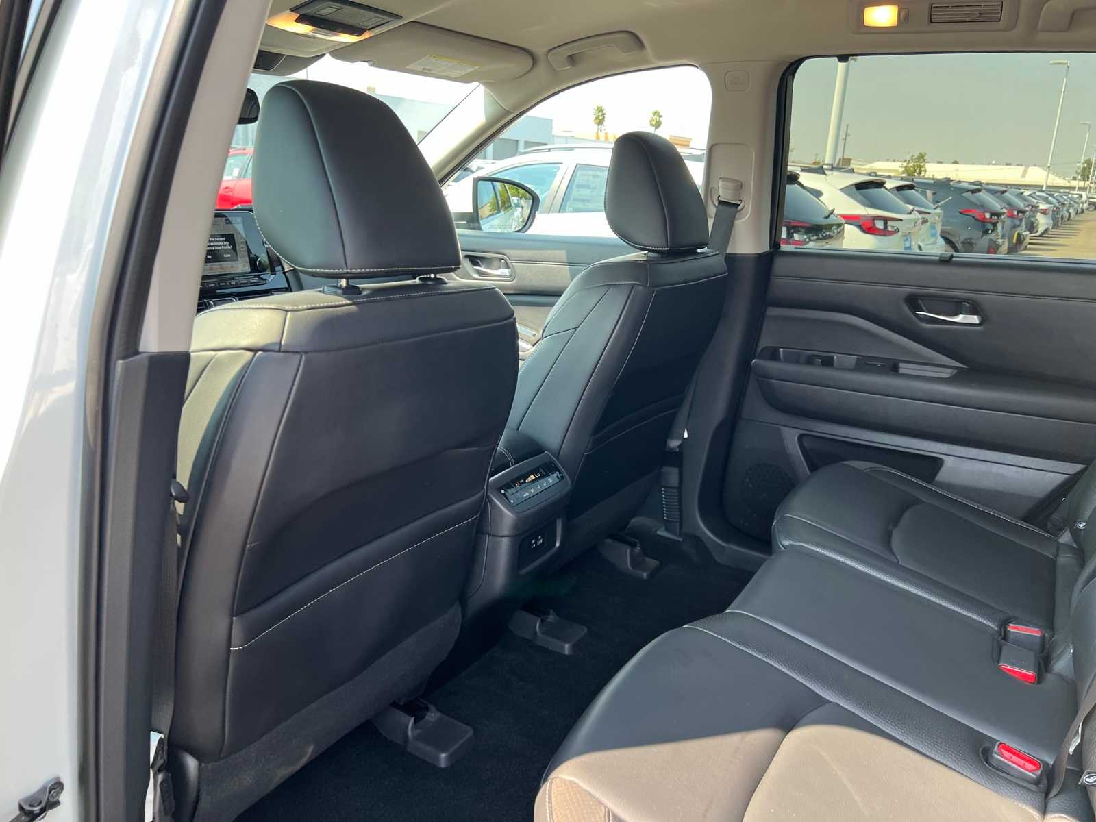 Thumbnail: 2022 Nissan Pathfinder - 18