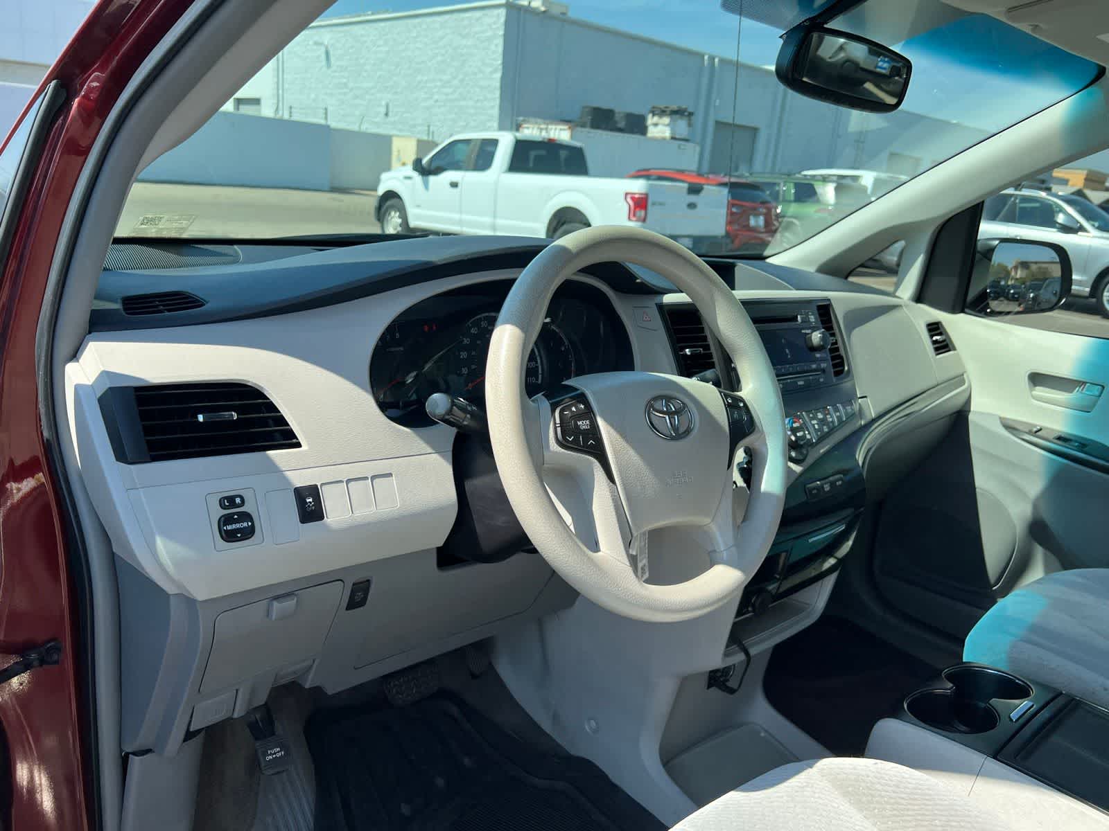 Thumbnail: 2014 Toyota Sienna - 12