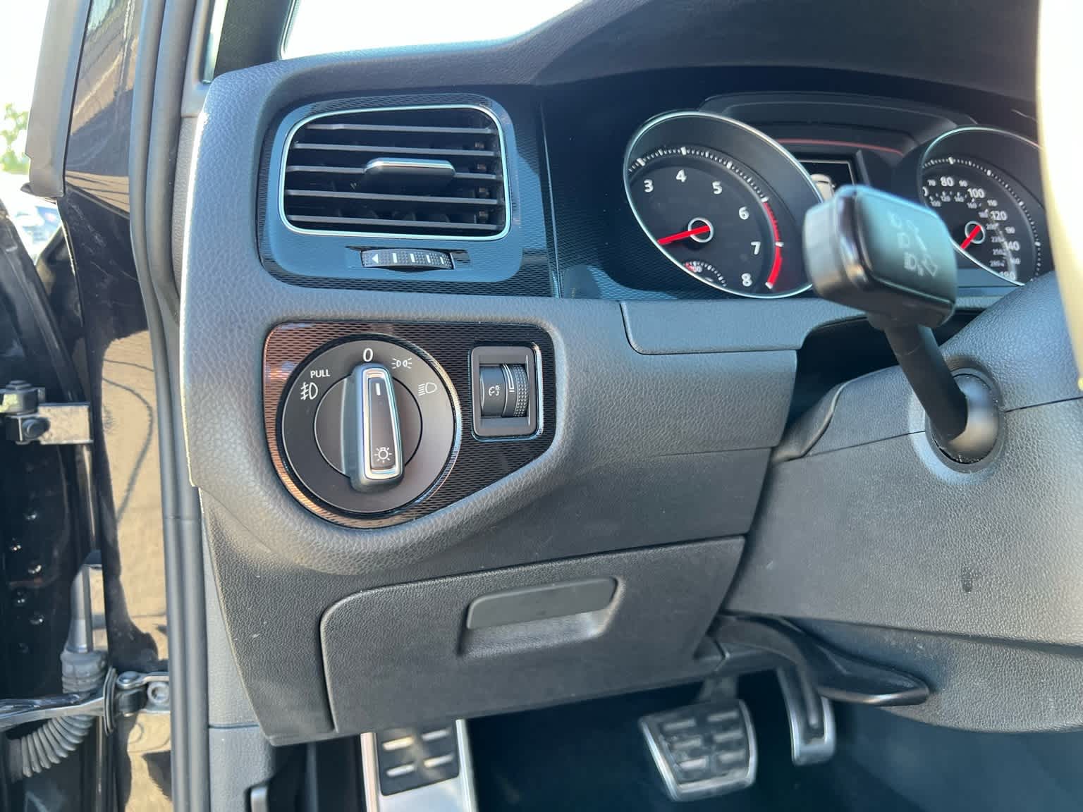 Thumbnail: 2016 Volkswagen Golf - 32