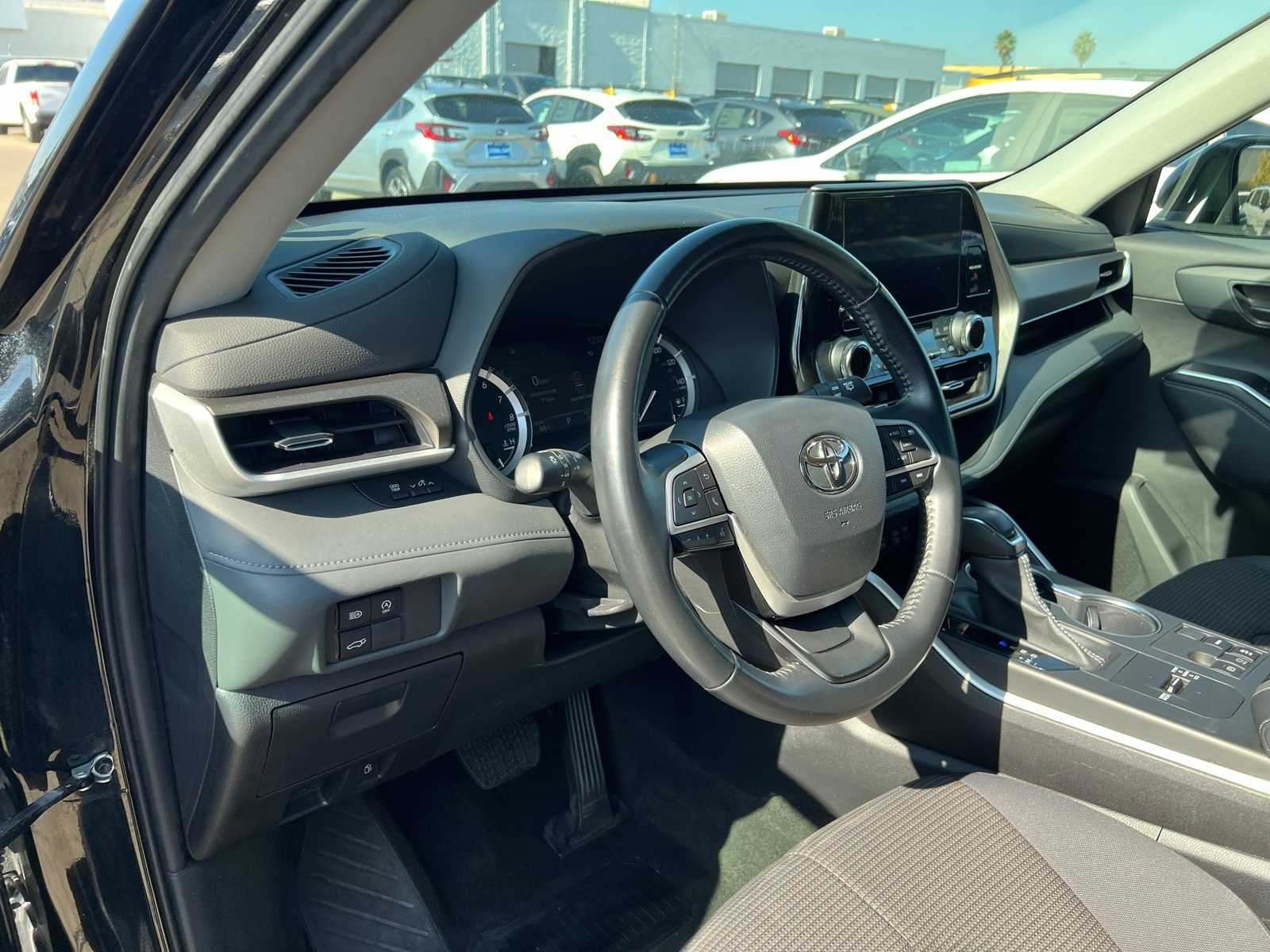 Thumbnail: 2023 Toyota Highlander - 14