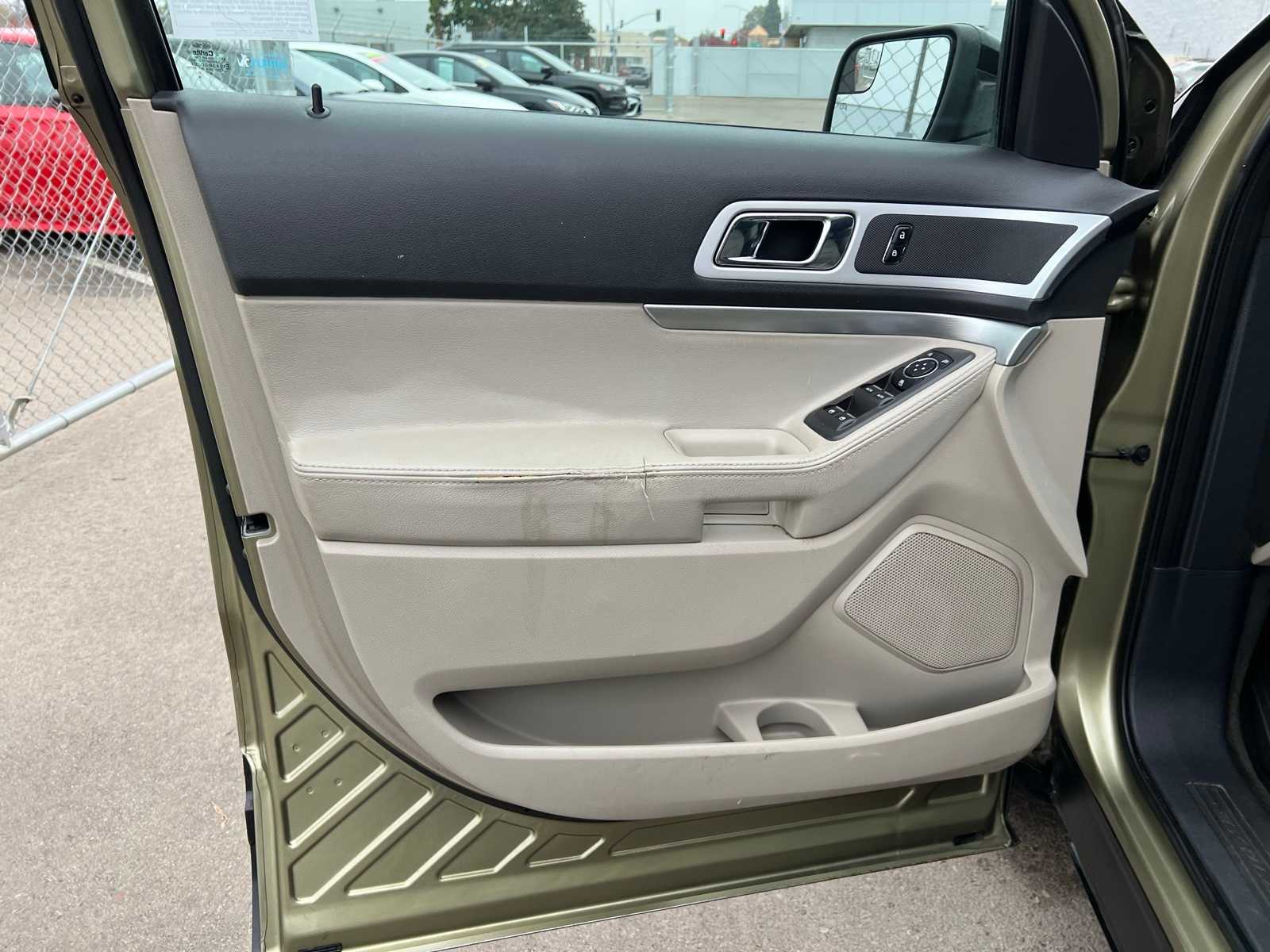 Thumbnail: 2012 Ford Explorer - 15