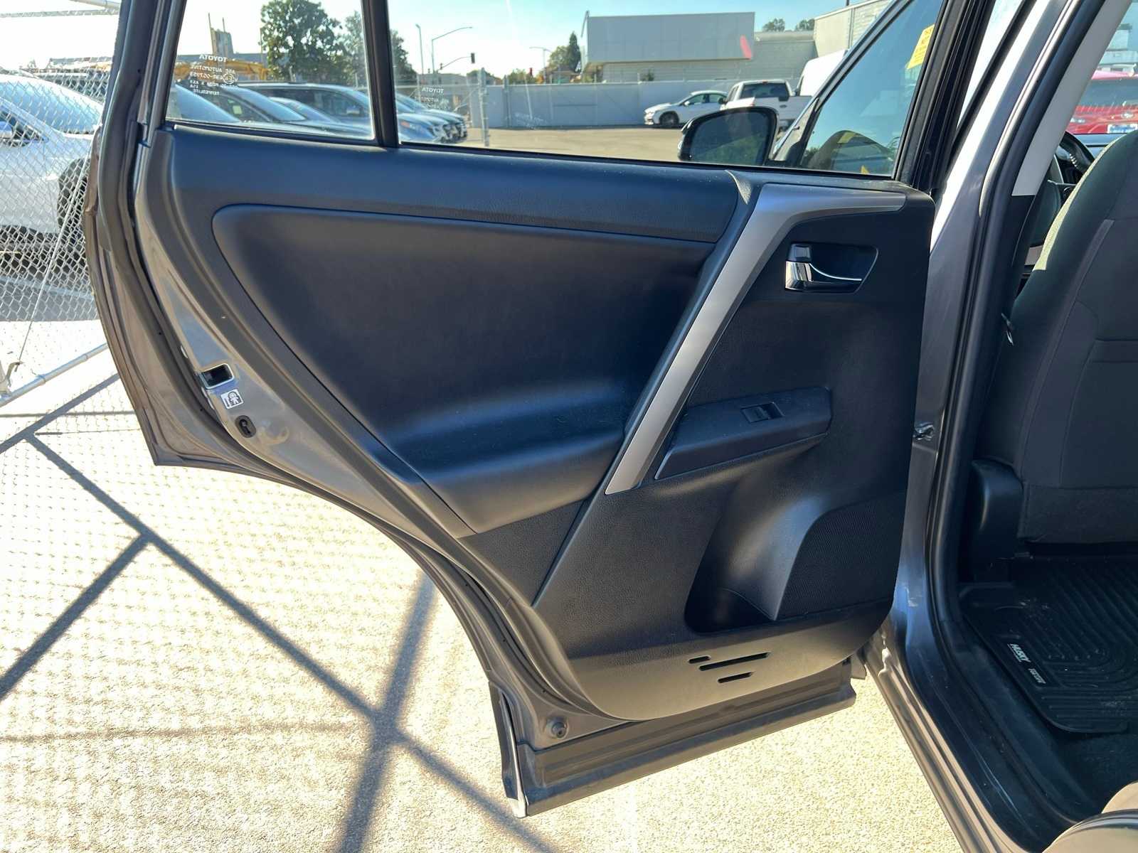 Thumbnail: 2018 Toyota RAV4 - 20