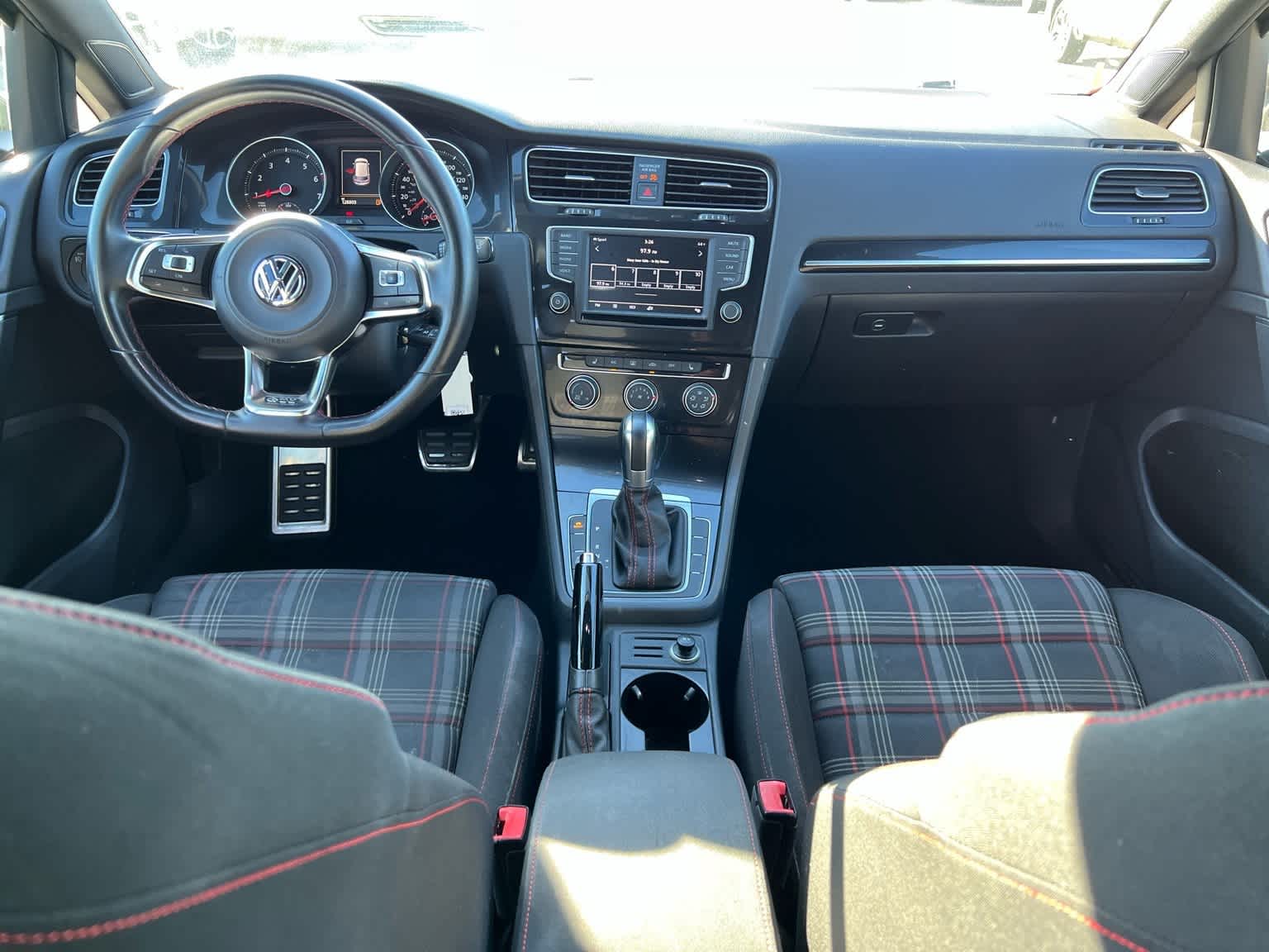 Thumbnail: 2016 Volkswagen Golf - 28