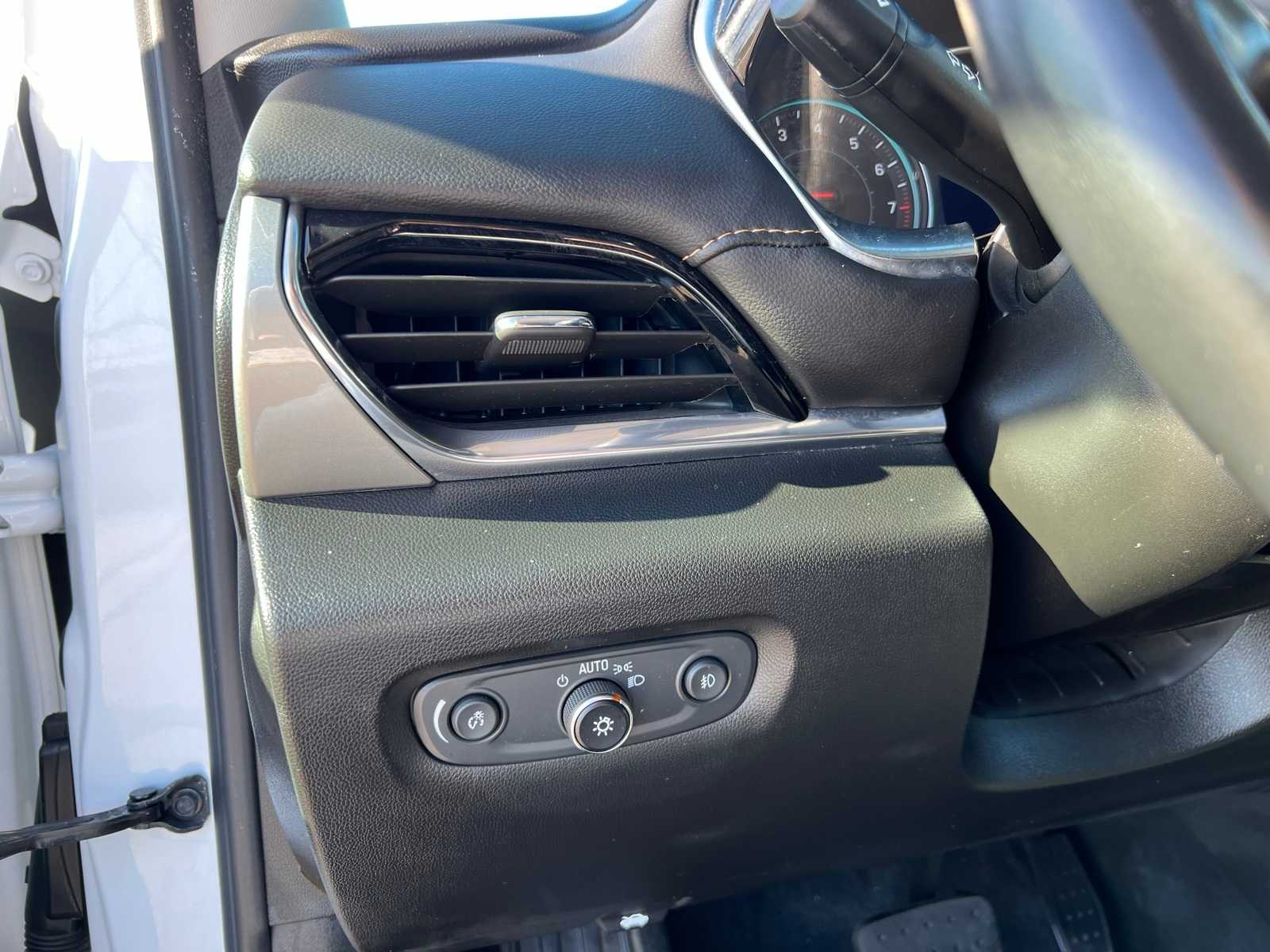 Thumbnail: 2021 Chevrolet Traverse - 33