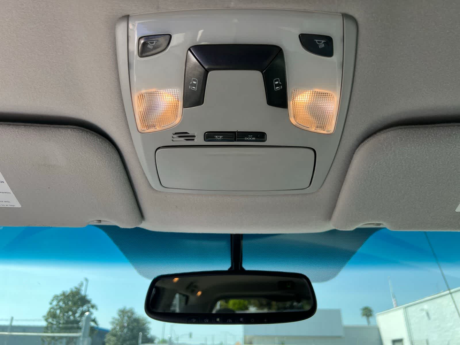 Thumbnail: 2014 Toyota Sienna - 31