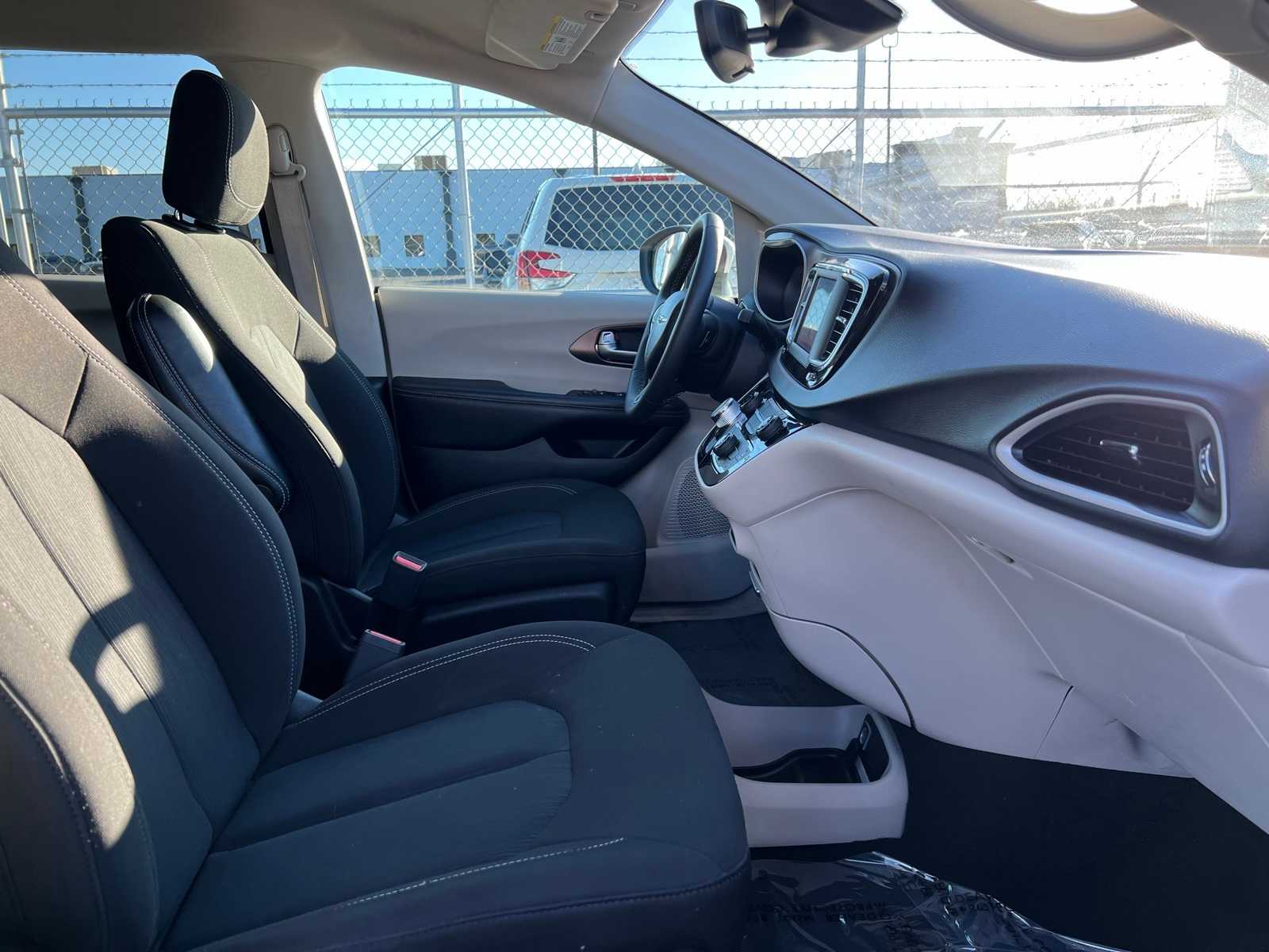 Thumbnail: 2023 Chrysler Voyager - 26