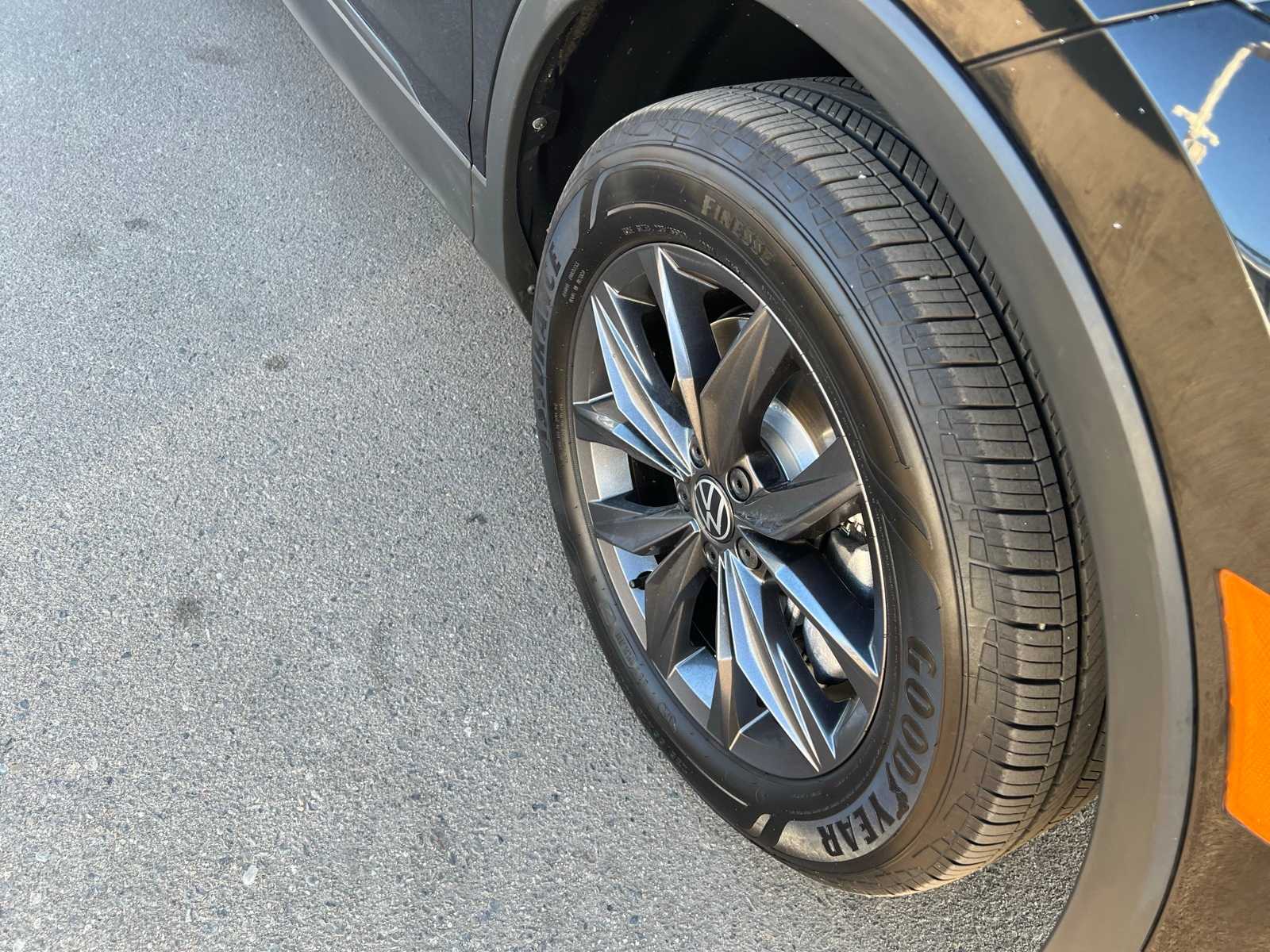 Thumbnail: 2023 Volkswagen Tiguan - 24