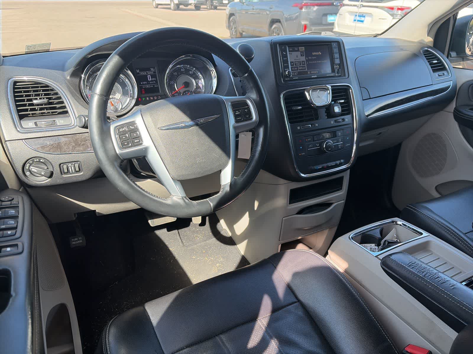 Thumbnail: 2012 Chrysler Town & Country - 23