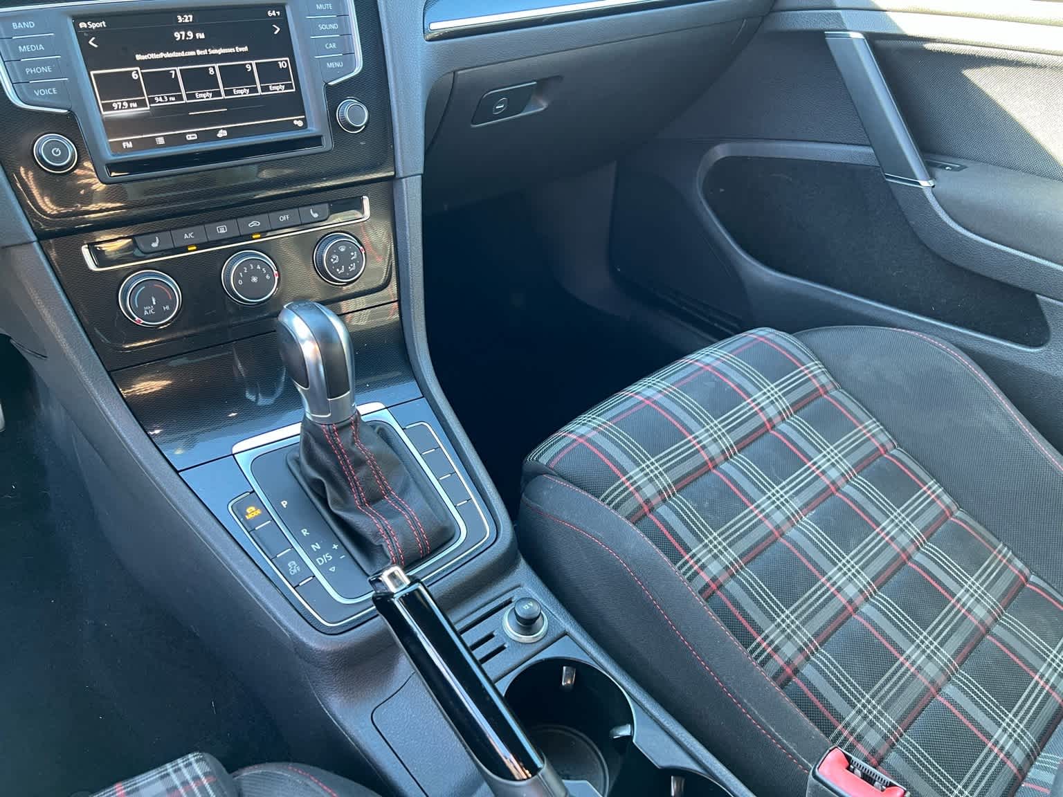 Thumbnail: 2016 Volkswagen Golf - 41