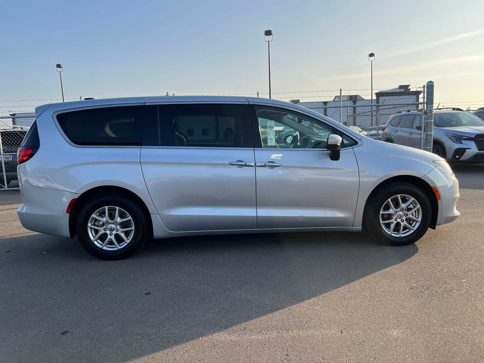 Thumbnail: 2023 Chrysler Voyager - 9