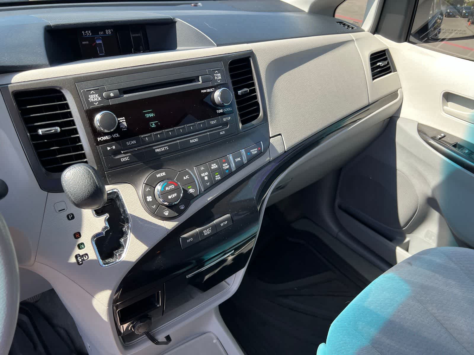 Thumbnail: 2014 Toyota Sienna - 30