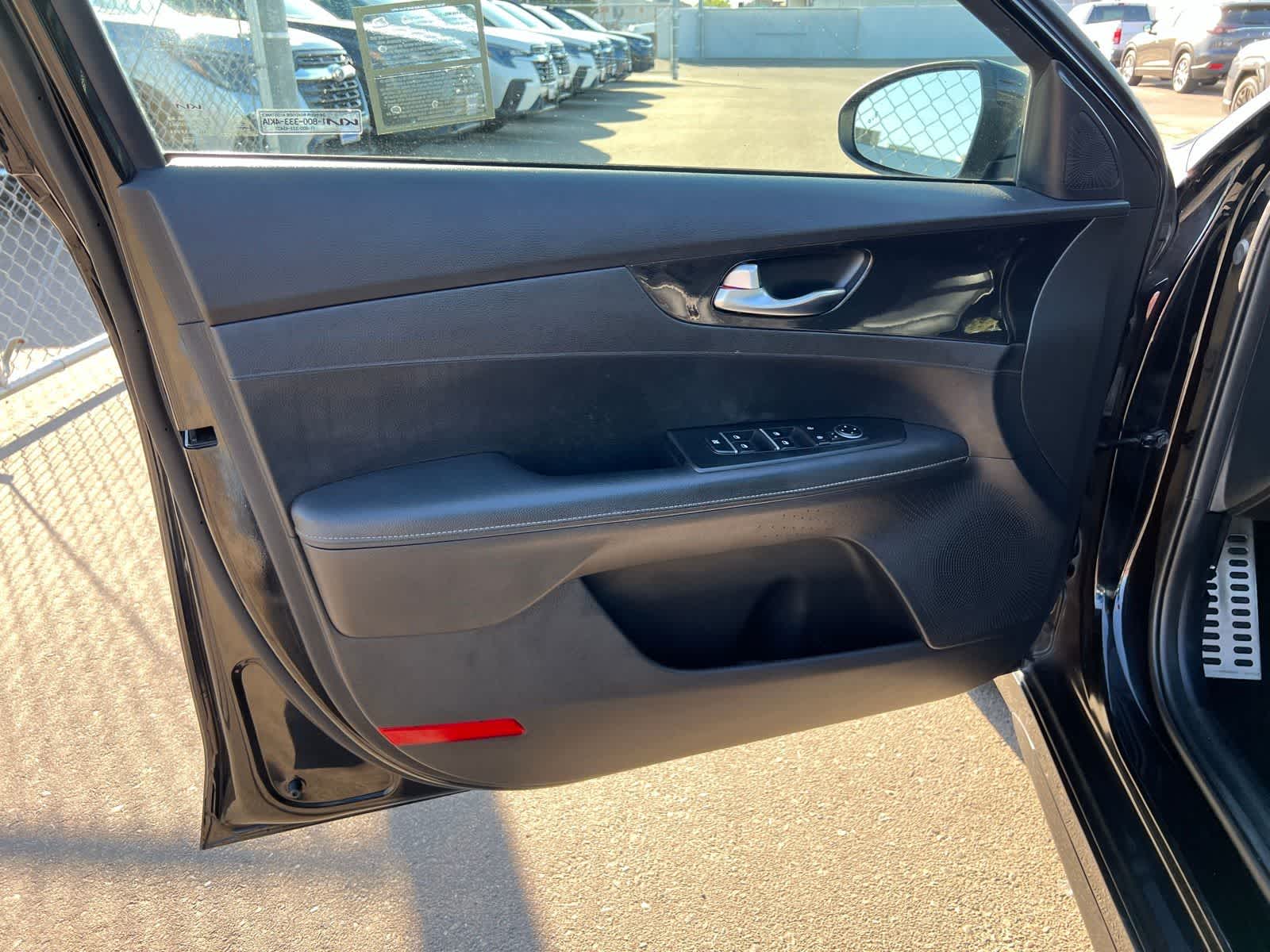 Thumbnail: 2022 Kia Forte - 16