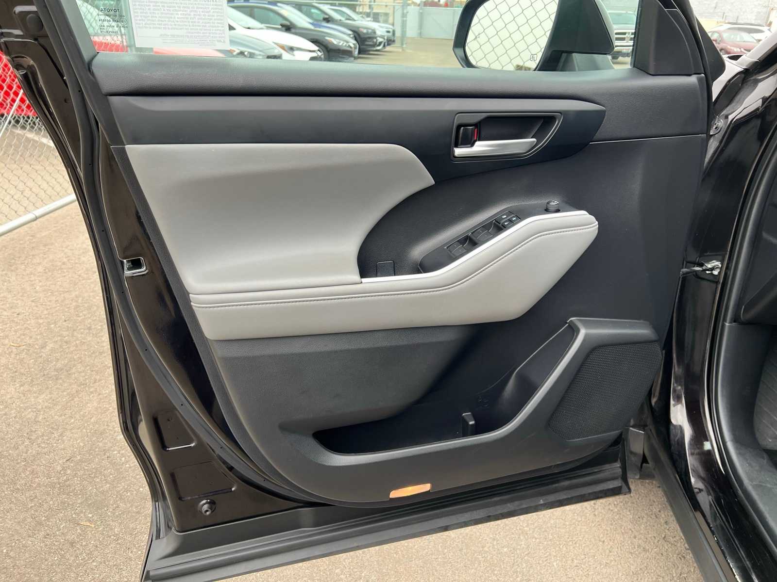 Thumbnail: 2021 Toyota Highlander - 16